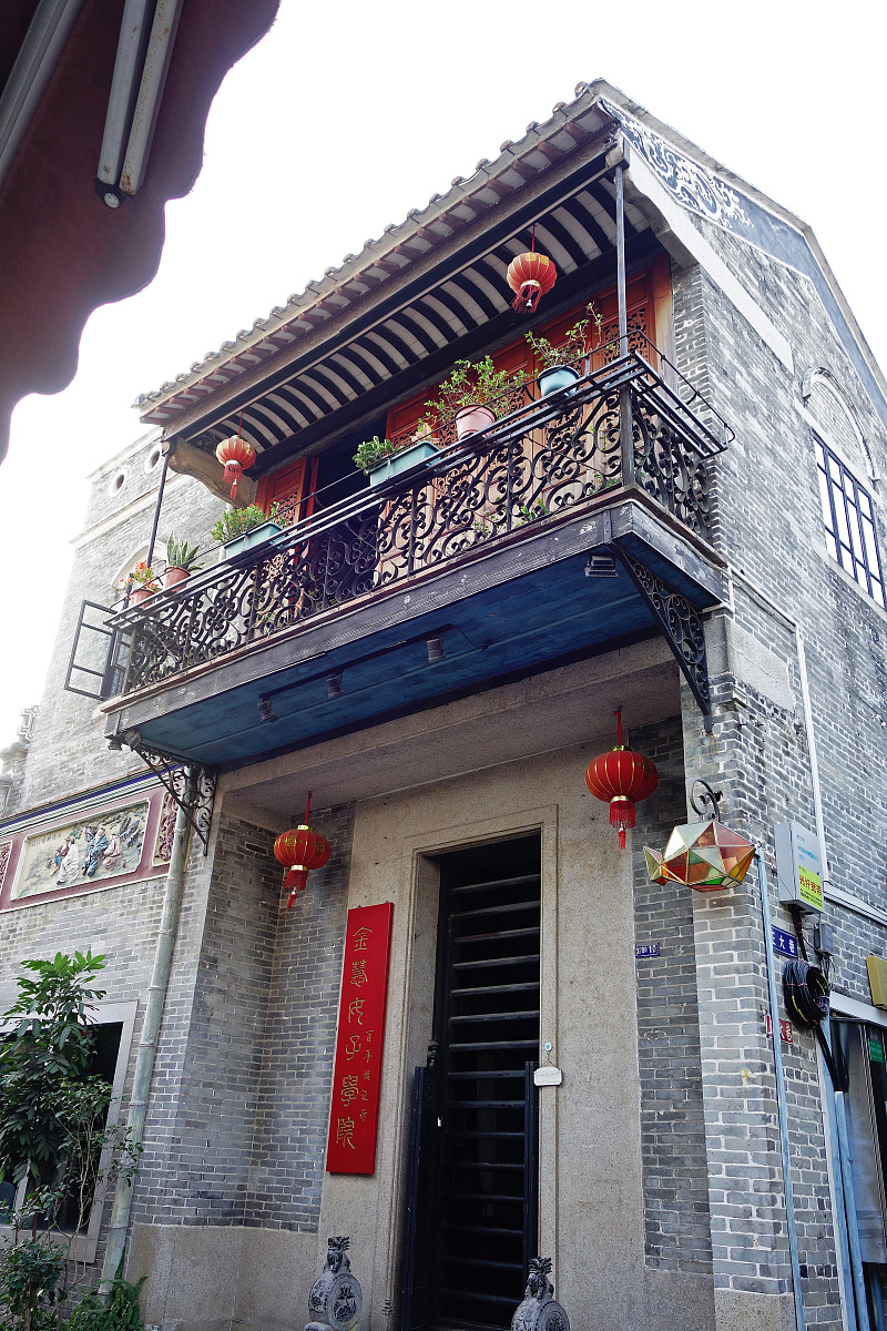 第一章：尹荷的丈夫去世尹荷的丈夫突然去世让她的心情十分低落。她不知道自己该如何面对这个突然而至的变故。然而更令她心情沉重的是她的丈夫去世后家里的一切随之而来的家产问题。尹荷的丈夫留下了一笔相当可观的财产其中包含了一座豪宅和一些其他固定资产。然而更让她绝望的是她发现自己的丈夫在遗嘱中并没有给她留下任何财产反而把全部遗产都留给了他的继子程冽。这让尹荷感到非常失望和绝望。于是一场家产之争便开始了。尹荷和