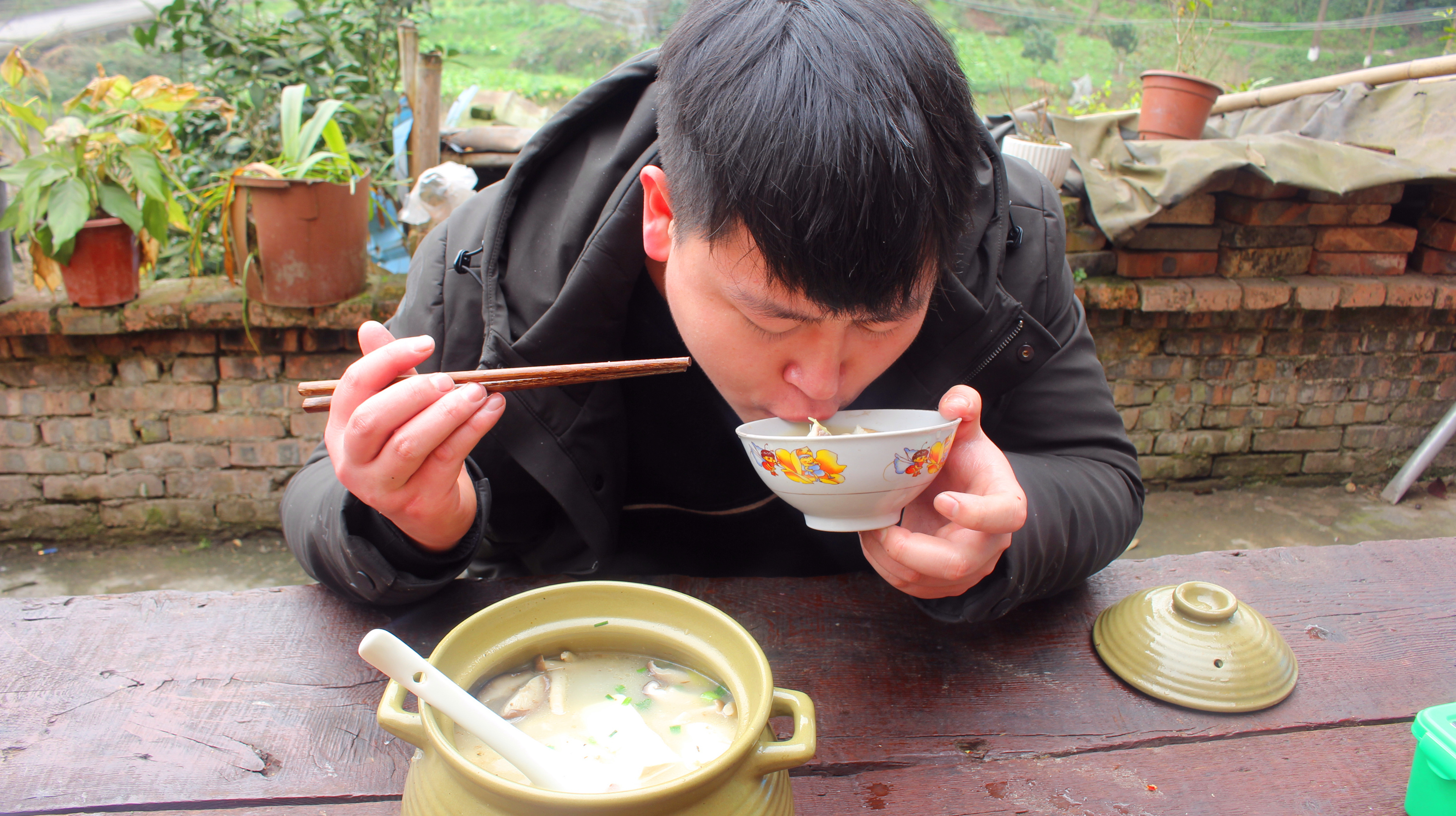 农村小哥在乡下做了一鱼两吃,满满一砂锅,大口猛吃真香啊