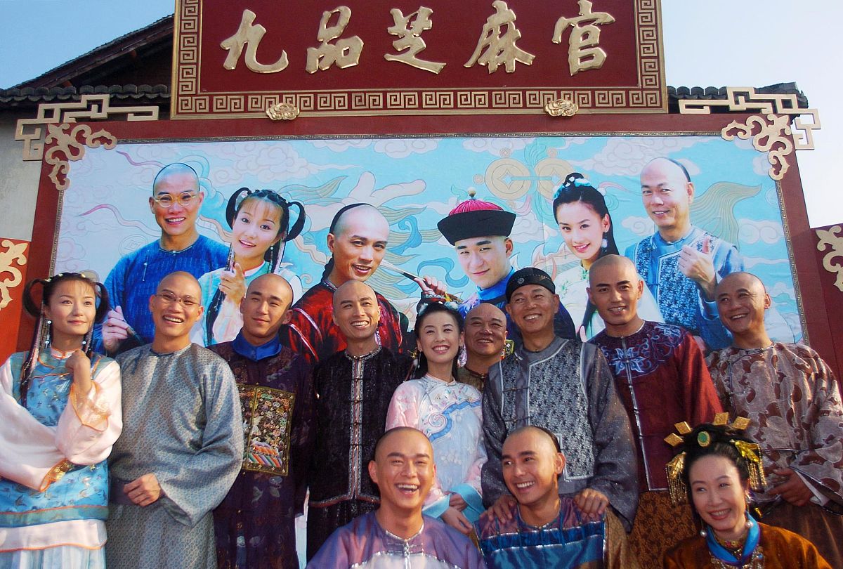 我继续说道：你们的目的是逼迫青瑶嫁给恒百驰本宫的目的是保护青瑶。我们各自的目的站在了对立面。我钮祜禄家族自起家到现在已经上百年。你们恒家却只有短短几十年。钮祜禄家族的历史和实力远远超过了你们恒家。再有恒老夫人不会认为你们恒家手上掌握的比钮祜禄家族多吗？所以恒老夫人没有砝码威胁本宫！ 我见恒老夫人没说话继续说道：如果恒家肯放过青瑶本宫是不会对恒家出手的。但是现在恒家不仅执意不肯放过青瑶还对本宫施以威