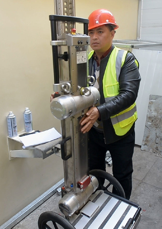 2018年12月17日,四川省成都市清水河悬索桥,工作人员使用新建的索塔攀