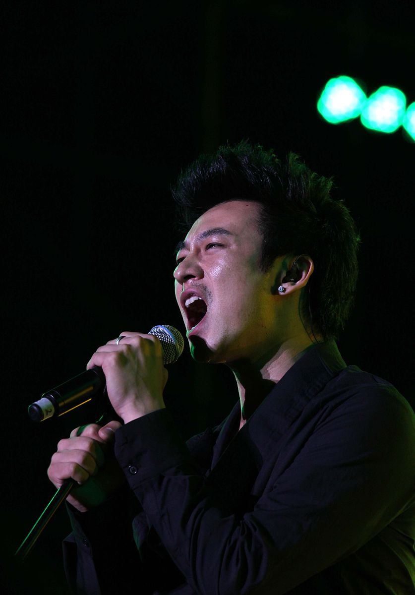 10月2日,信乐团在南通音乐节上演唱歌曲.+++_+++音乐节,音乐盛宴,明星