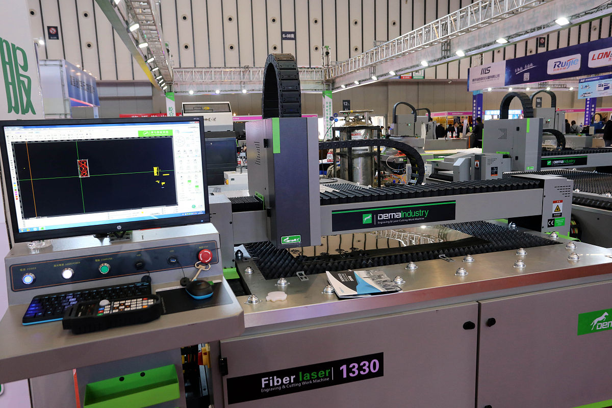 降重论文语句：装置采用自动定心的三爪卡盘三爪卡盘三个卡爪要保证同时作夹紧运动这样就能达到自动定心的目的的所以他可以定位于夹紧同时进行。