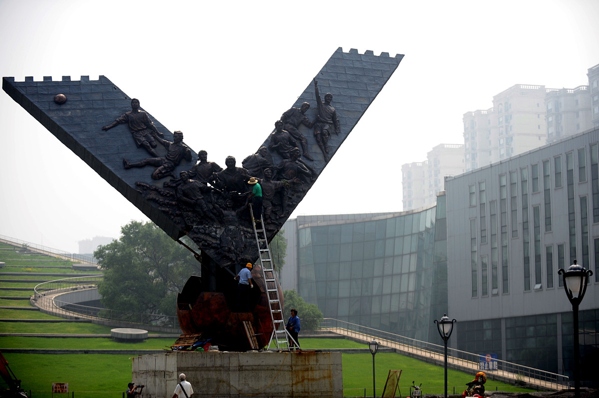 012年6月20日,辽宁省沈阳市,中国男足冲击2002年韩日世界杯纪念铜塑时