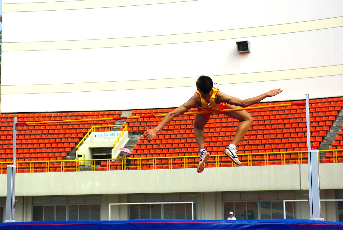 跳高运动员加油稿100字：为你加油，跃过巅峰！