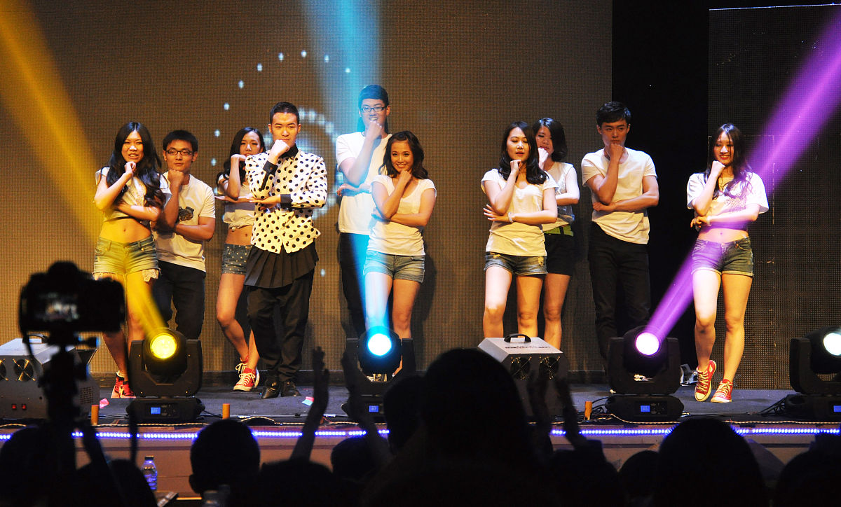 帮我写一个视频10分钟的大学毕业MV脚本要求有故事性逻辑性。能体现大学美好生活和毕业不舍的情绪