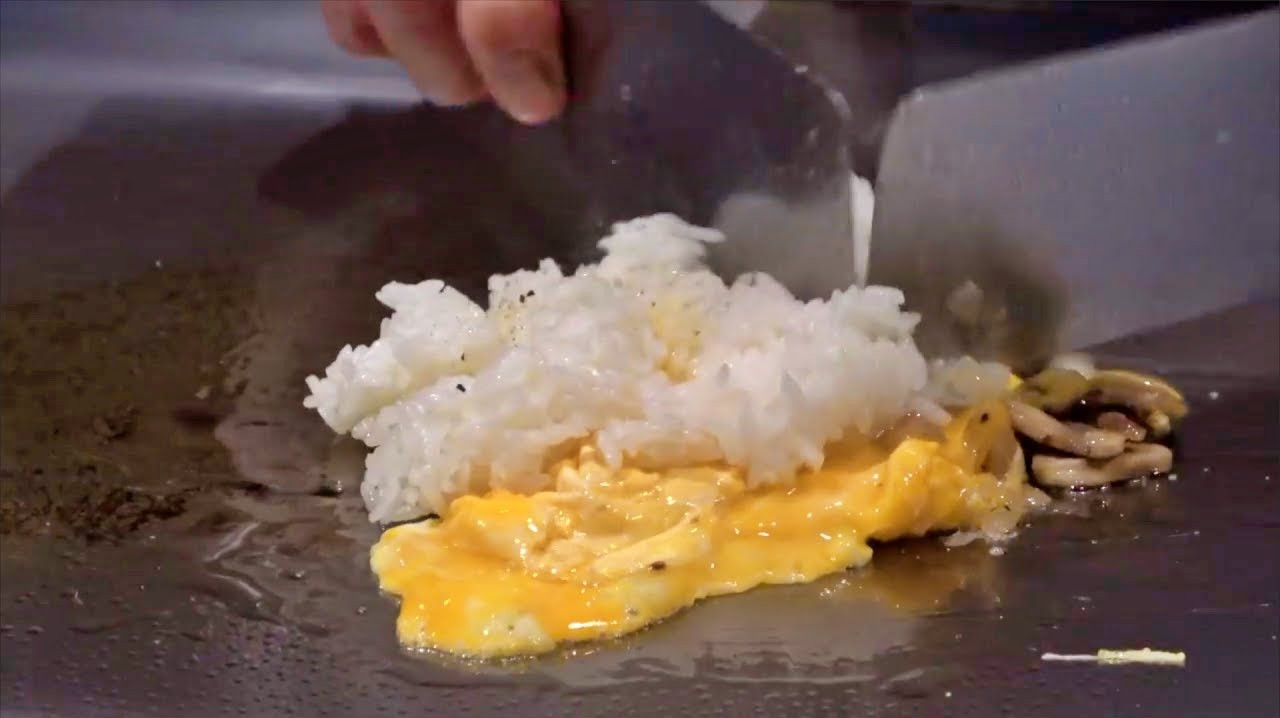 日本铁板烧餐厅,厨师一对一制作牛肉铁板炒饭,看着真馋人!
