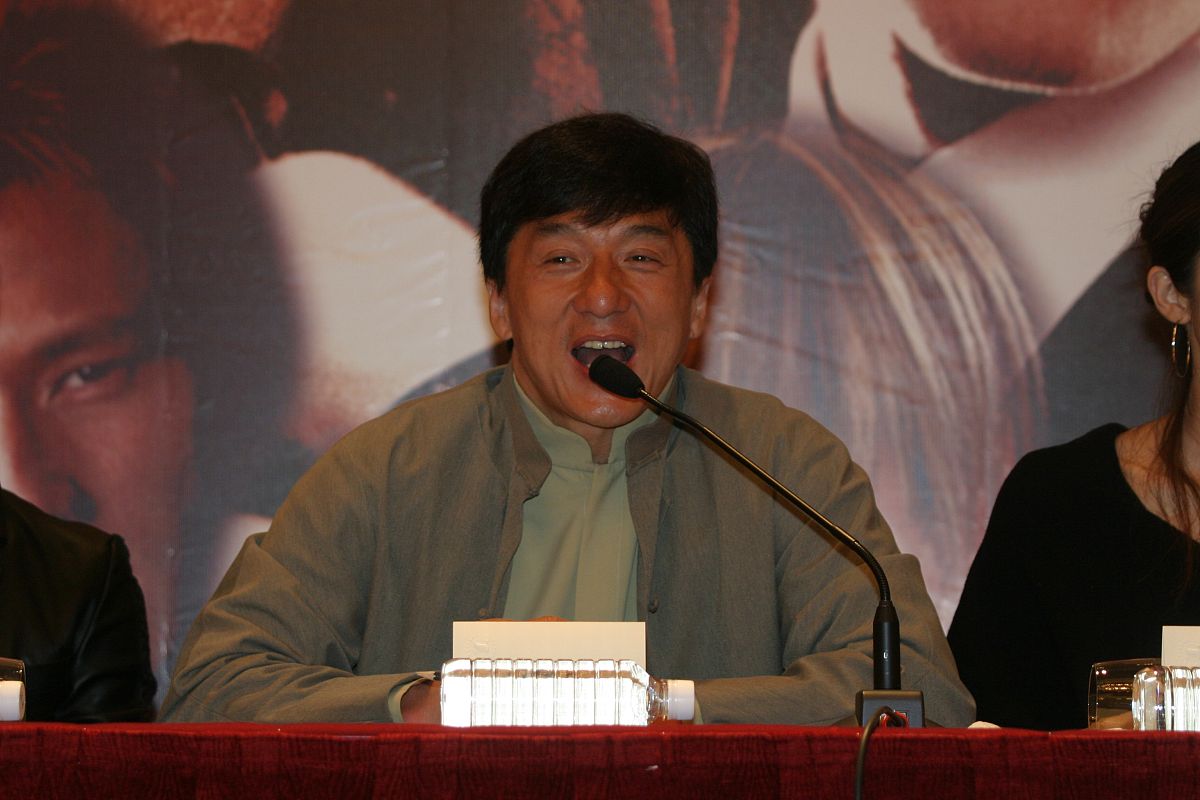 2004年9月20日,《新警察故事》在上海举行了新闻发布会及电影首映礼.