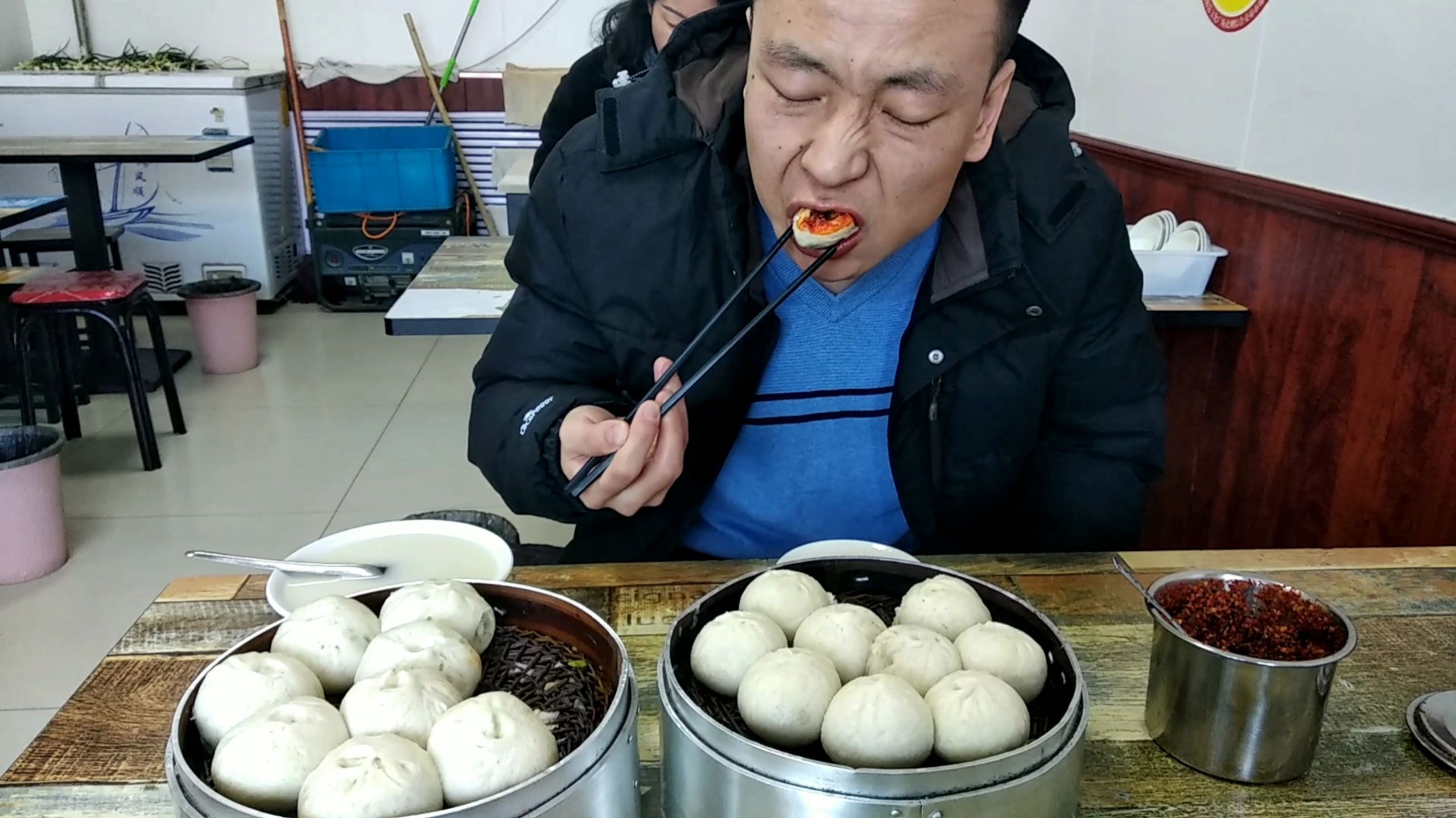 小伙下馆子:点了两笼包子,一碗豆浆,吃美了!