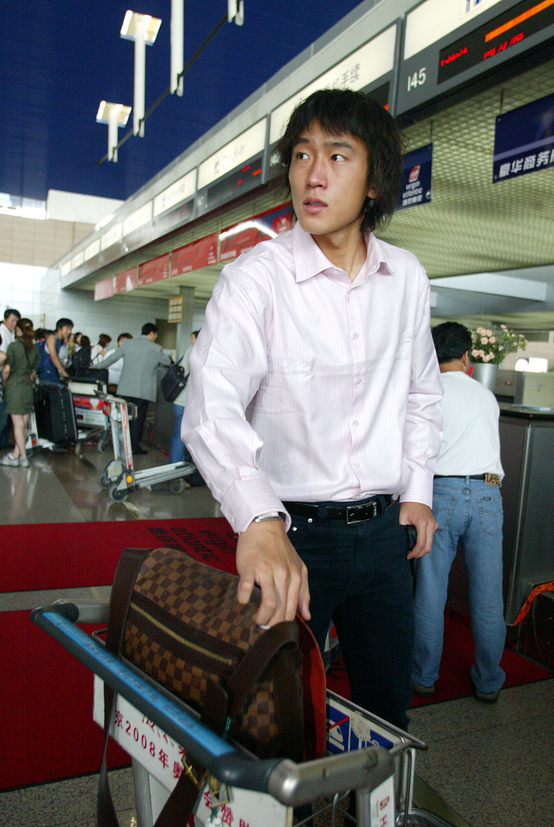 美国实用主义教育家杜威从大胆的批判那种以教师、教学材料为中心的传统教育并在对其抨击的基础之上提出了从做中学的理论。国外学者杜威认为：请把这段话重新改写润色不要连续超过13个字重复