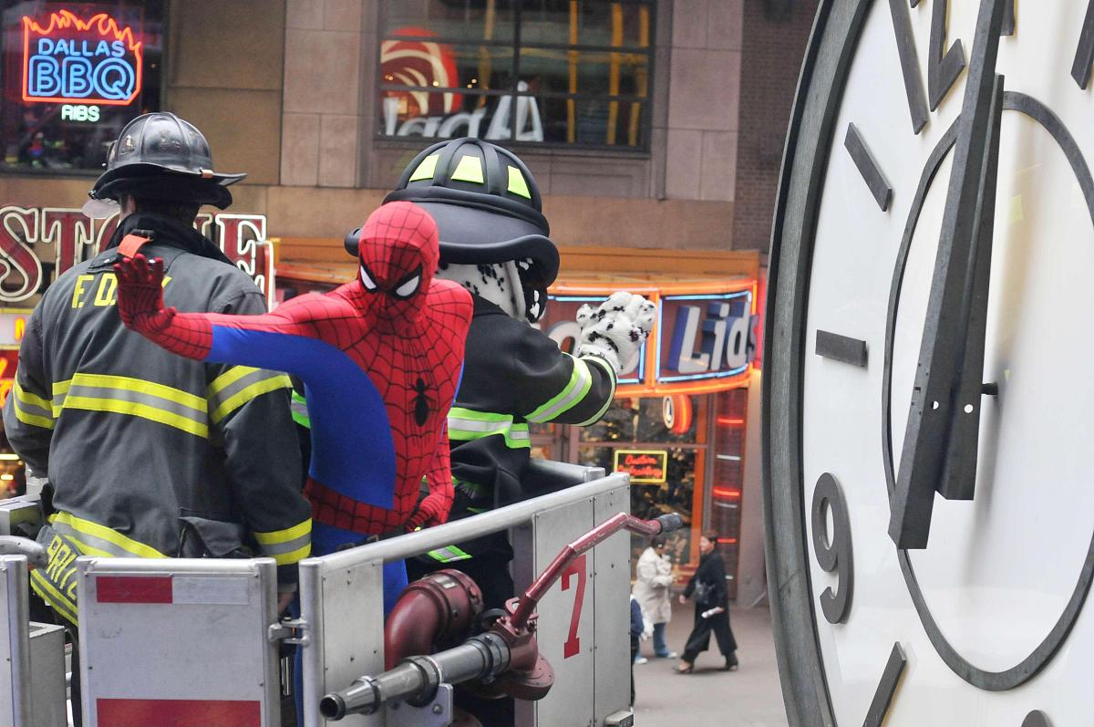 2010年11月7日讯,纽约,当地时间11月6日,音乐剧《蜘蛛侠》(spiderman: