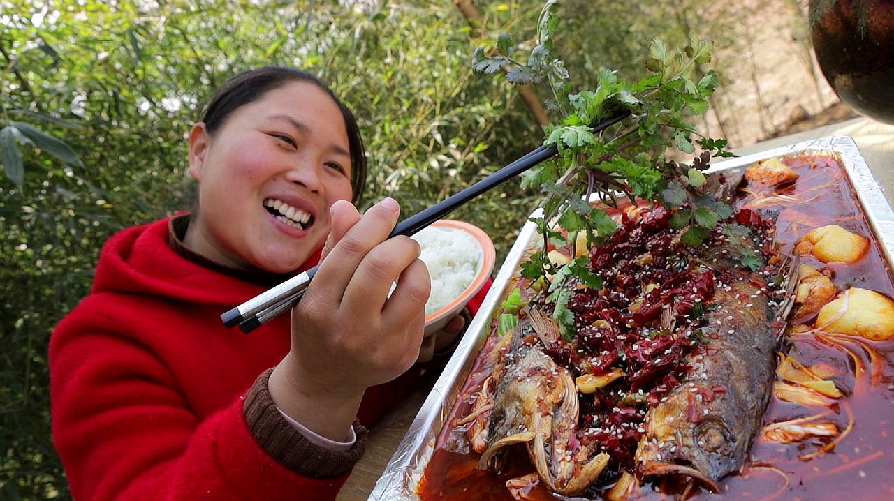 [图]胖妹做香辣烤鱼，酱香十足超下饭，连骨头都越嚼越香，大口吃过瘾