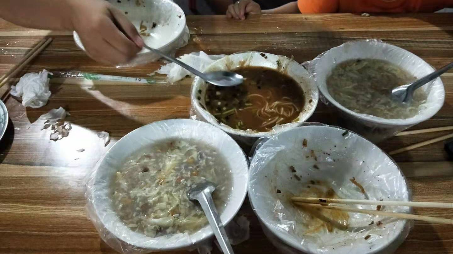 带媳妇去吃夜市,吃了3碗面条2大碗八宝醪糟,这饭量怎么样