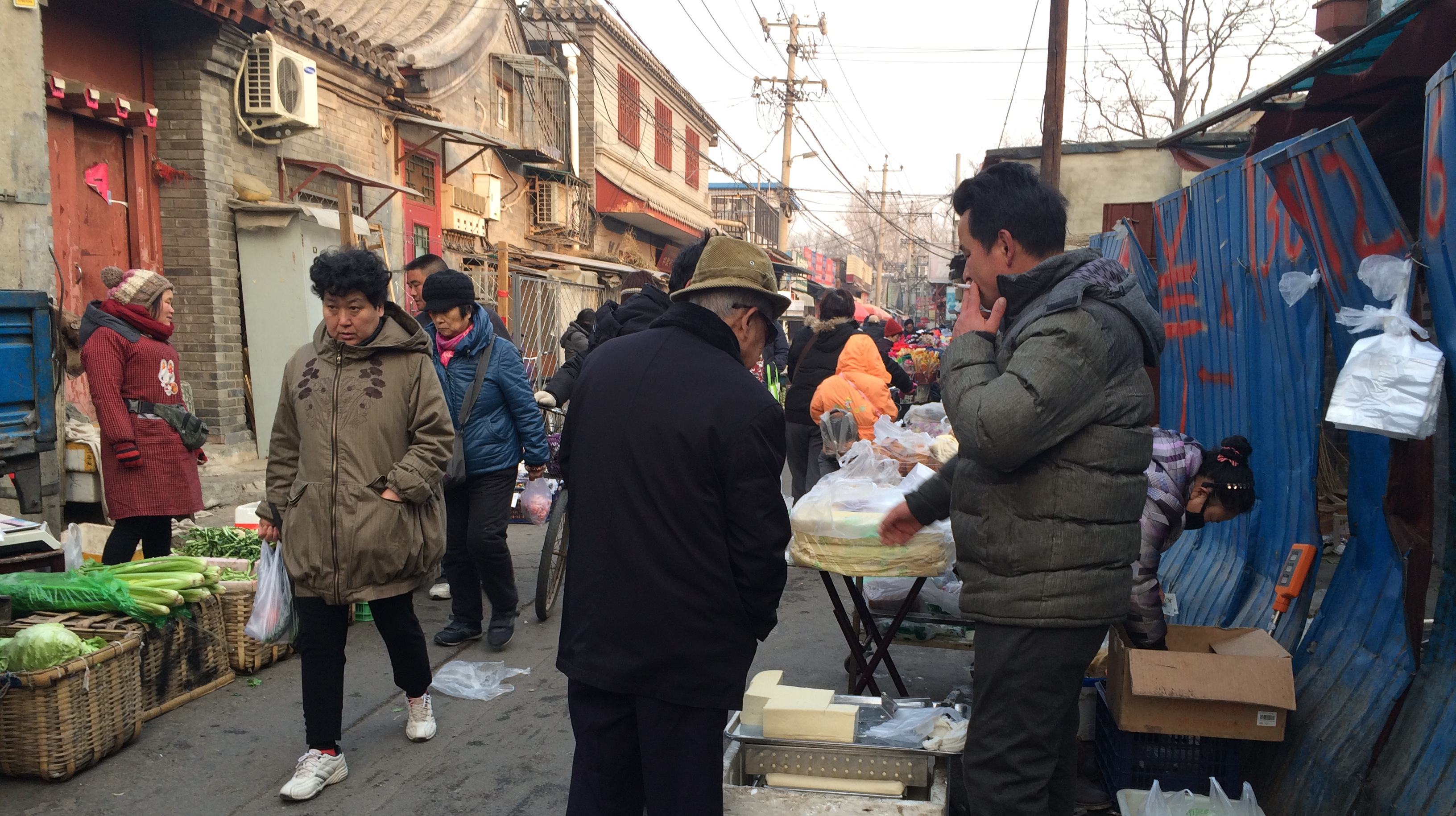 东北集市上的“奇葩”冻货,冻鱼插雪里卖,南方人看得目瞪口呆