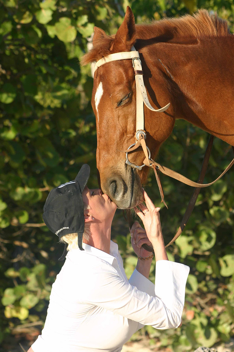 eleven years his junior的意思