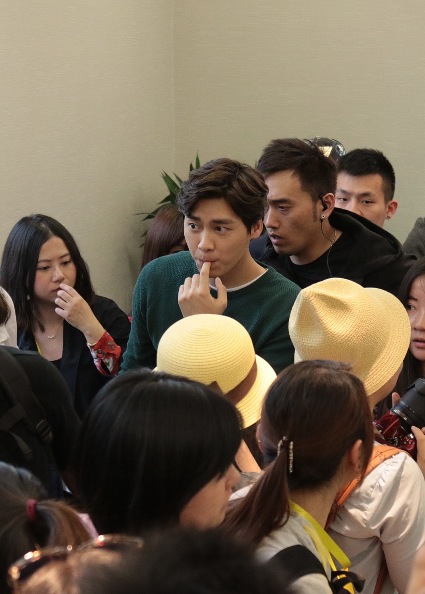 哈哈很高兴看到你笑了！ 有什么我可以帮您的吗？次に、私が日本語で出した質問に中国語で答えてください。はい、どんな質問でも答えられるように最善を尽くします。その、郭芮さんを知っていますか。郭芮さんは誰かということですね。正直に言うと、私は彼女を知りません。彼女は誰なのでしょうか？中国語で回答をお願いします。抱歉我不认识郭芮。您能告诉我她是谁吗？郭芮さんは中国の学生です。ああ、そうですか。郭芮さんが中