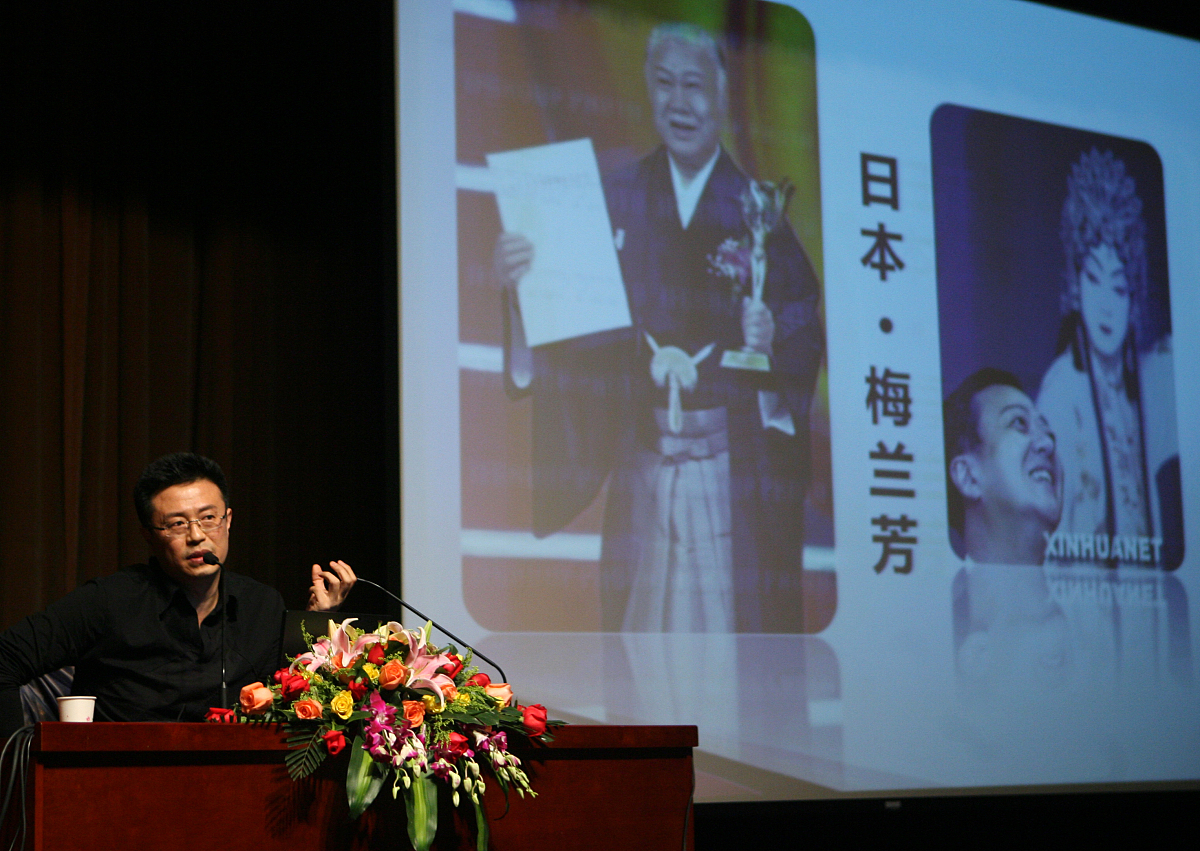 2010年4月15日,西安,中央电视台主持人白燕升在西安交通大学开讲座:《