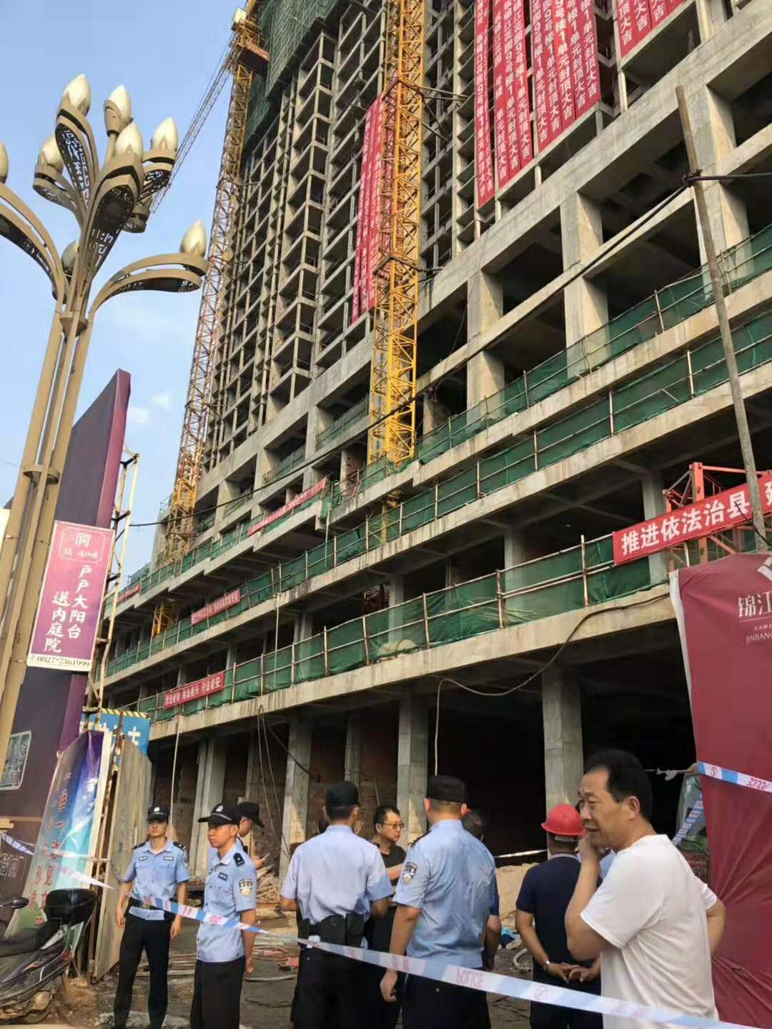 女子被在建楼掉下钢管打中身亡 警方：正在调查