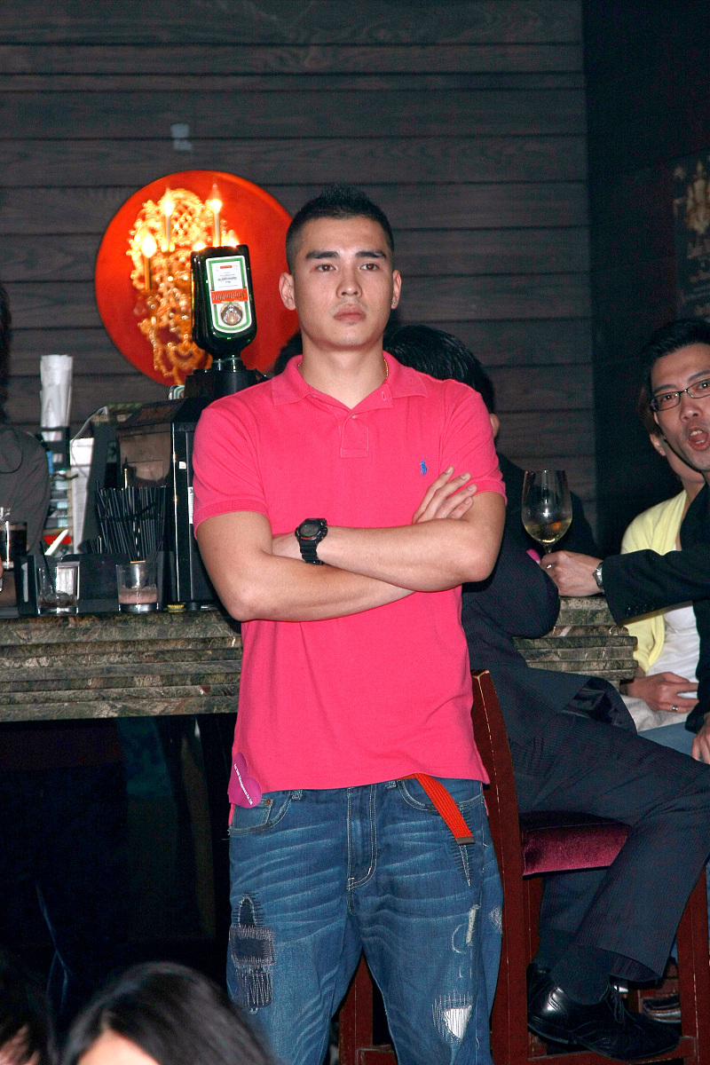 2010年5月7日,香港,某娱乐公司举行开幕酒会.***_***张柏文+++_+++开