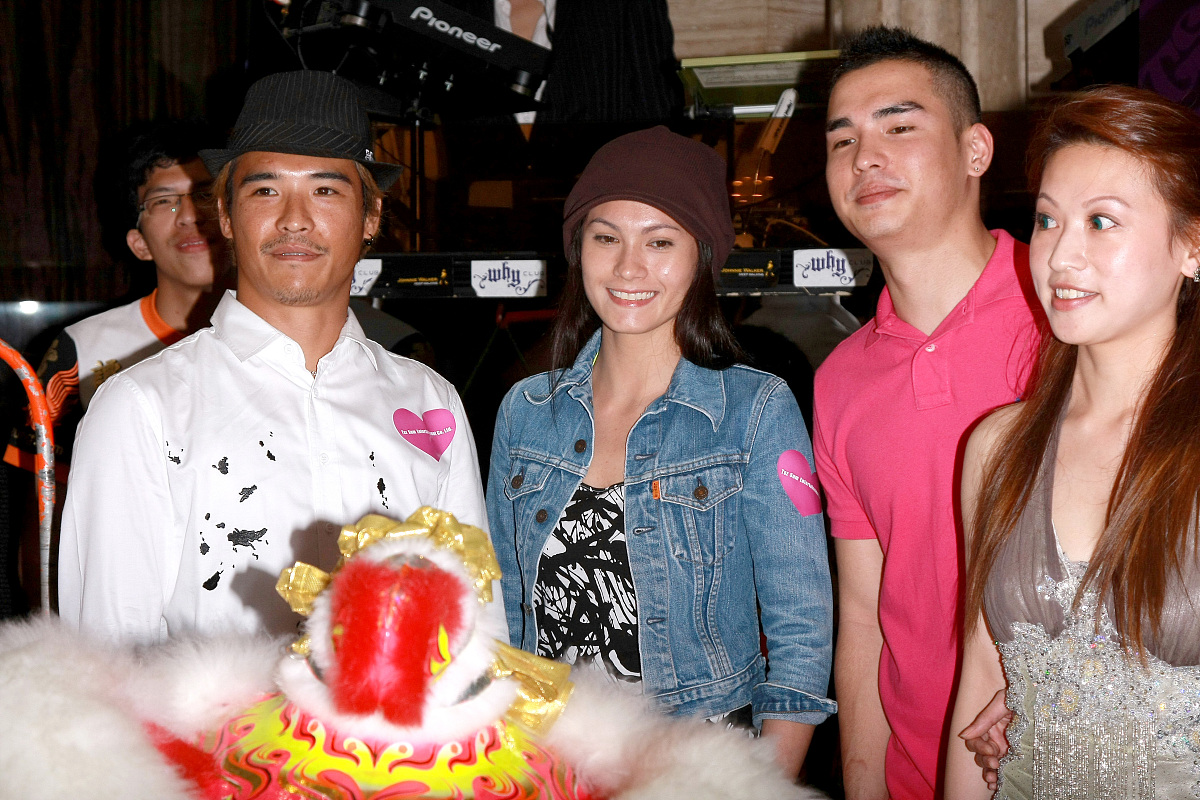 2010年5月7日,香港,某娱乐公司举行开幕酒会.***_***张柏文+++_+++开