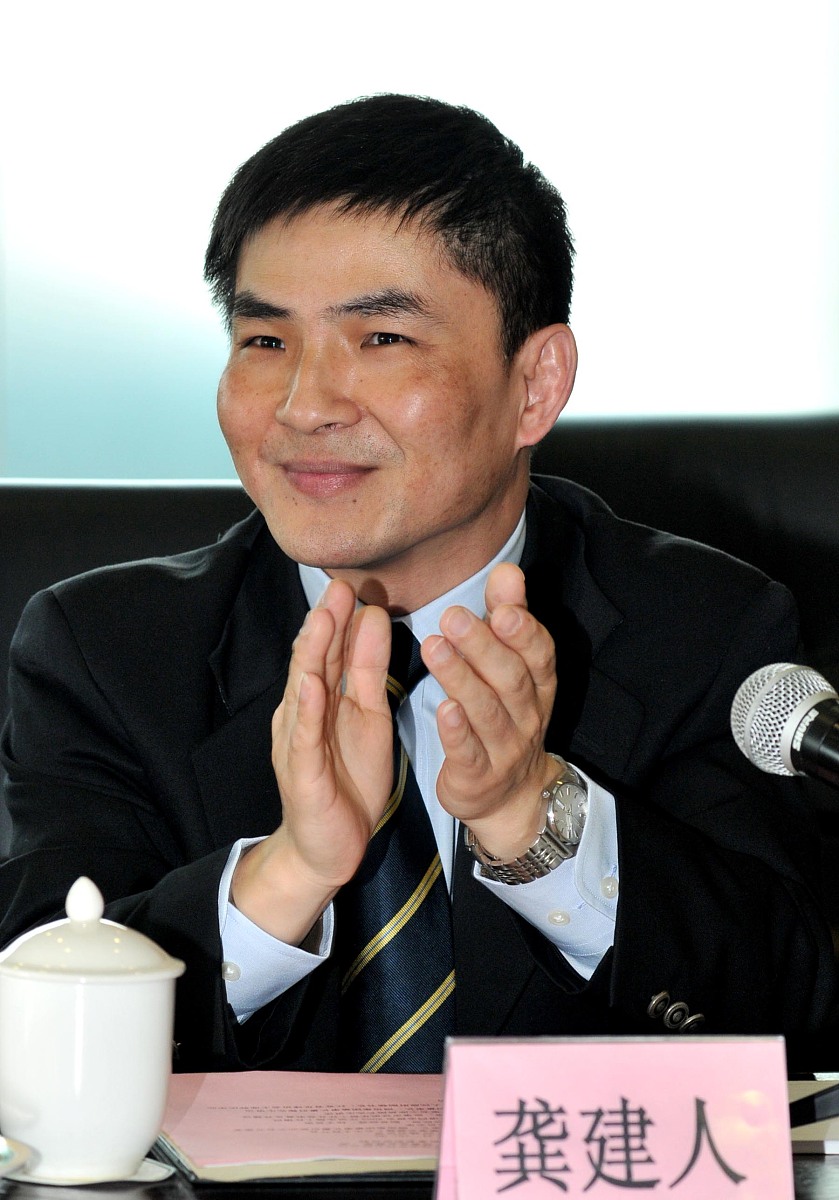 公司董事和监事考核方案调整：绩效考核与津贴补贴并行