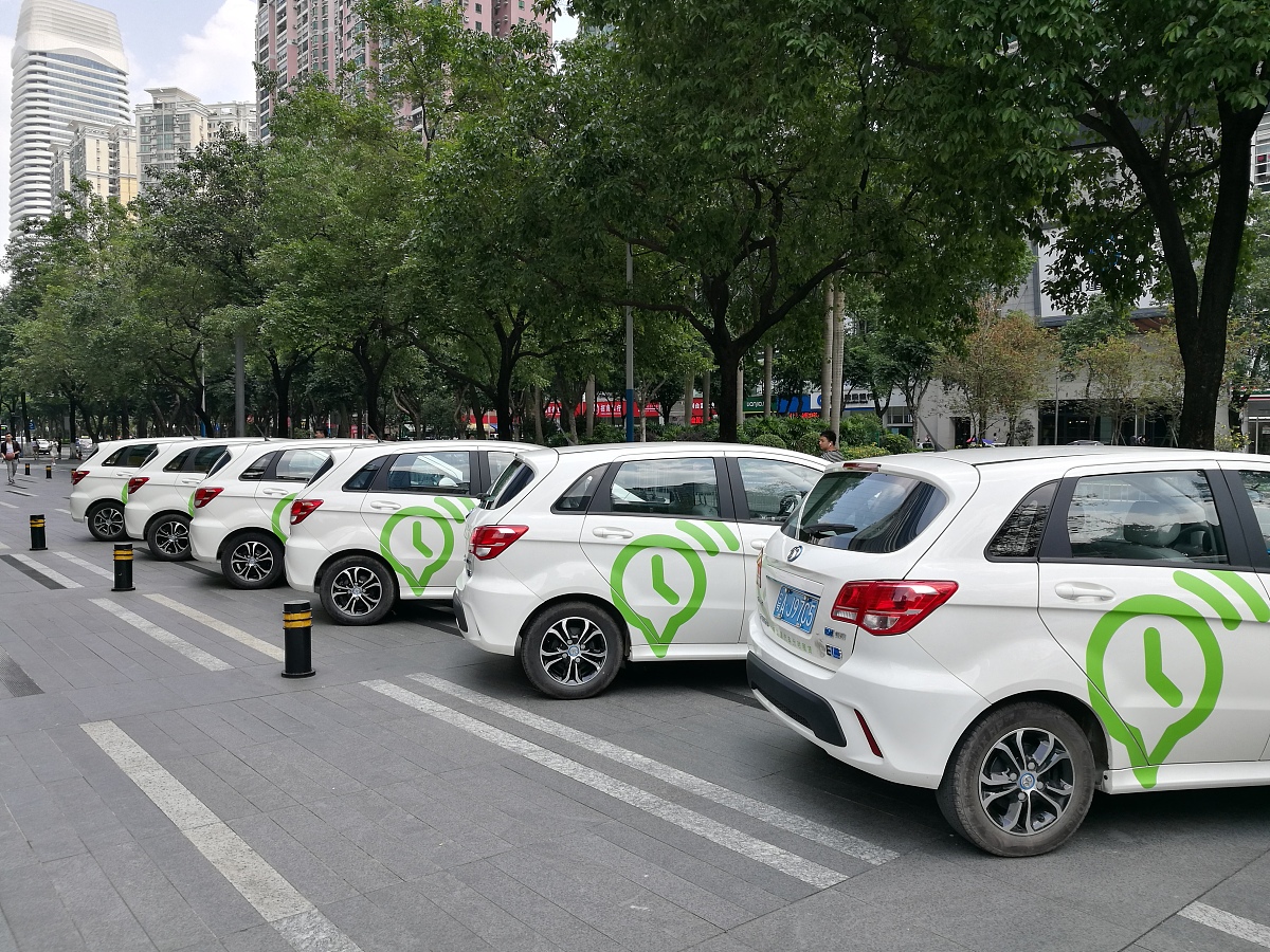 请根据中国法律编写一份篇幅较长的个人车位租赁协议要求对车位租赁合同细节描述到位要求包含双方联系方式要求出租方必须为车辆产权持有方要求物业服务费由出租方承担如果出租方未缴纳物业费或车辆管理费导致承租方利益受损承租方可以要求赔偿要求承租方对车位无任何责任要求加入合同签署地要求租赁协议中条款对承租人更有利租赁期限为10年：起始日为2023年7月15日要求如果出租方在租赁期内违约赔付承租方50租金