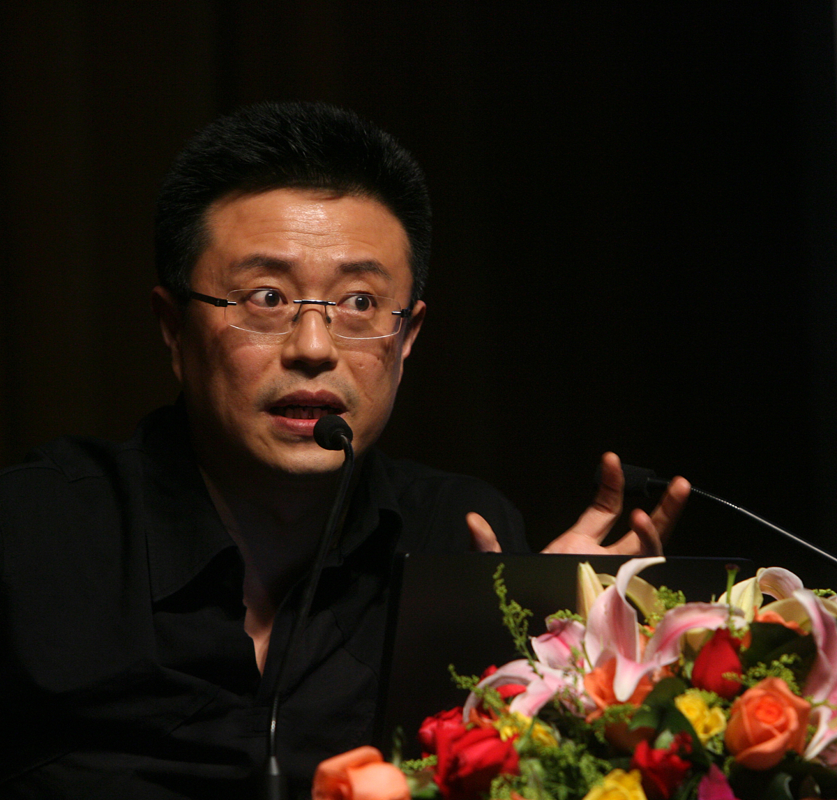 2010年4月15日,西安,中央电视台主持人白燕升在西安交通大学开讲座:《