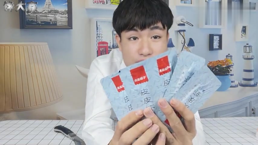 试吃良品铺子“皮皮虾”, 小伙吃之前还唱起了歌,很皮~