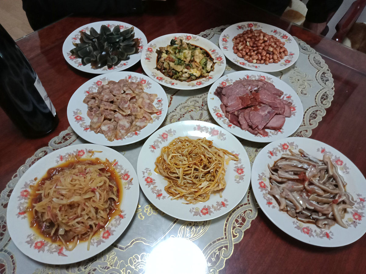 2019年3月31日,江苏宝应,市民家里面制作的食品,淮扬菜:五香猪耳,糖醋