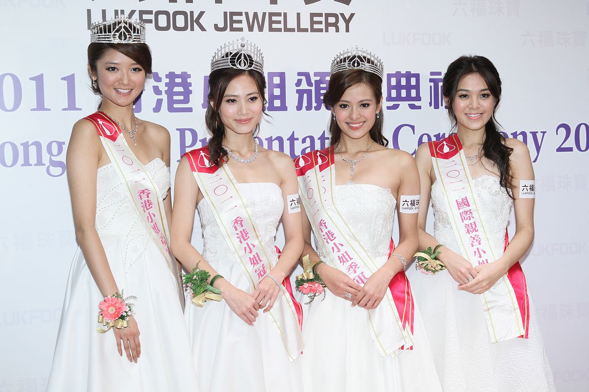 2011年8月11日,香港,港姐出领奖活动.朱晨丽 亚军朱希敏 季军许亦妮++