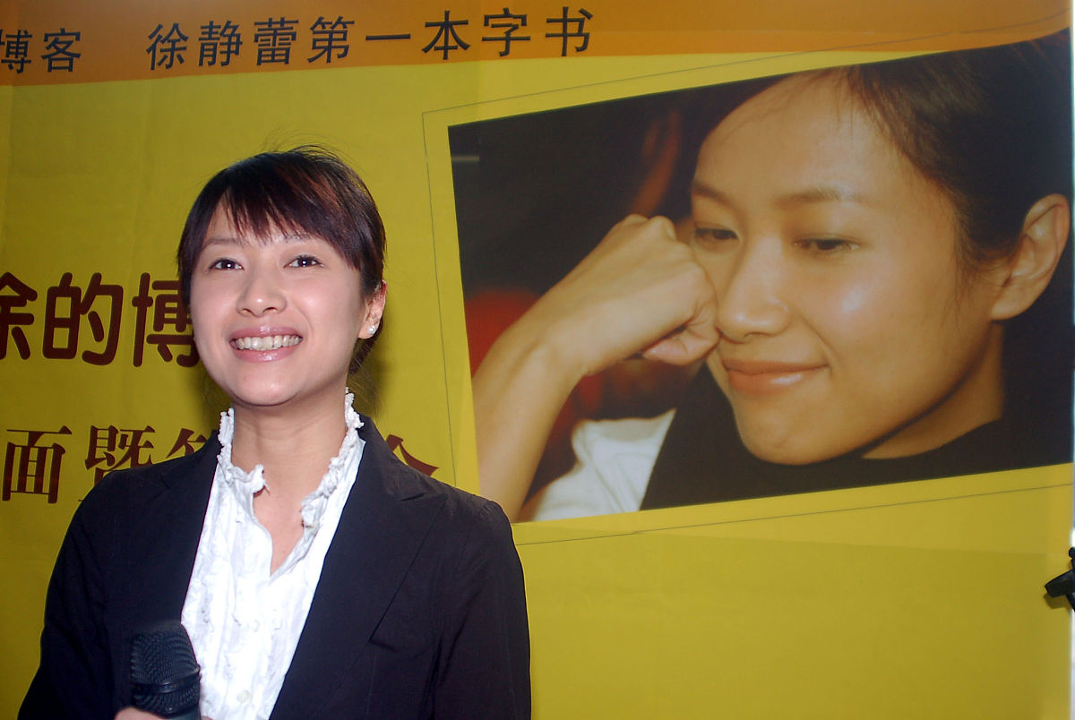 2006年5月14日,北京,徐静蕾为自己的新书《老徐和博客》在北京举行第
