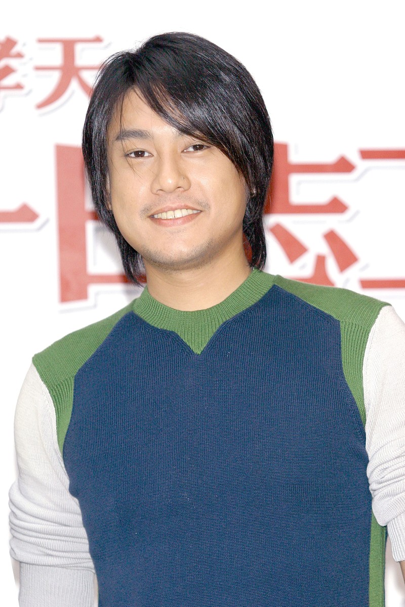 2006年1月14日,台北,朱孝天为新书《知识让爱更有力量》举行签售会.++