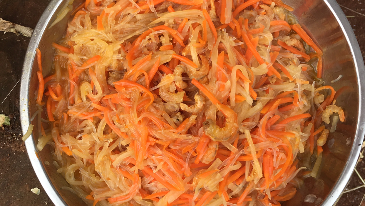 红萝卜最简单又好吃的做法,加入这种食材,吃起来鲜掉眉毛