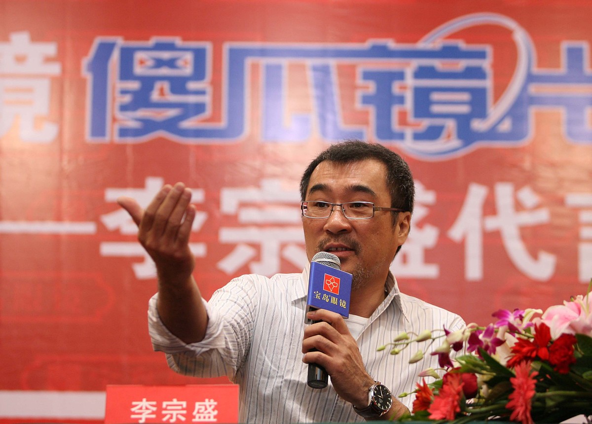 俯仰意阑珊风月几无滋味。小巷窈窕如袖掩红尘憔悴。 竹君惫赖清风摇似老友相对。一斟东西闲话了不知南北。一杯酒散人间多少愁。浮生事都抛去大江流。歌一曲天地阔自在游。莫等闲别白了少年头。以李宗盛的风格按照这个格式写一首歌词要求加入北京胡同的元素和北漂生活剧情