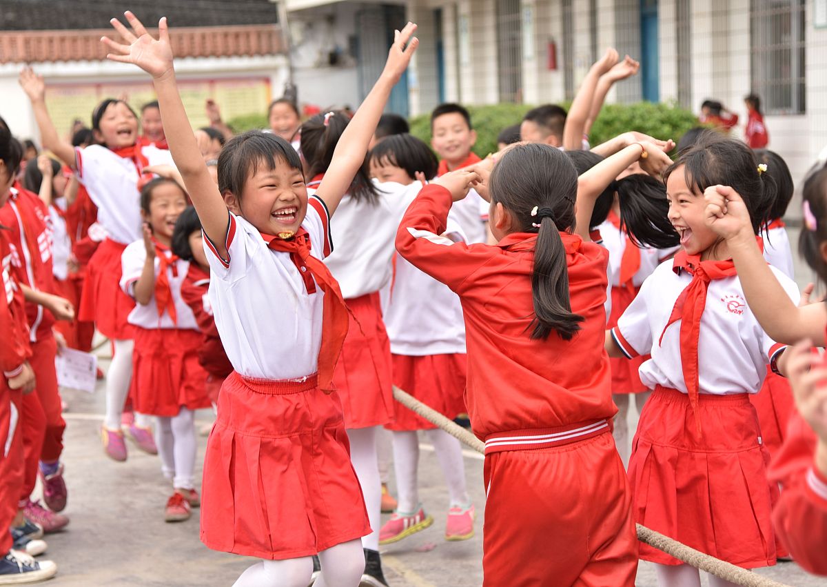 修改至100字该生勤奋刻苦认真踏实能独立思考并发表独到深刻的见解。对待学习态度端正勇于向老师和同学虚心求教积极参与讨论。热爱集体遵守班级和宿舍纪律关爱同学。但好胜心强需提升学习水平和平和心态。希望其继承优点改进不足以更平静的心态追求进步在人生旅途中创造更大的成就。