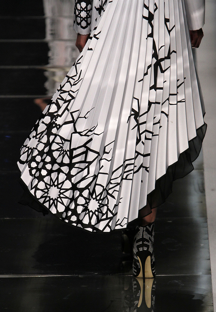 我有一个服装设计作品主题是《线》表达在亲密关系中的关心带来的温暖与束缚在作品中将许多丝带与毛线编织在一起可以写一段工艺细节构想的说明吗