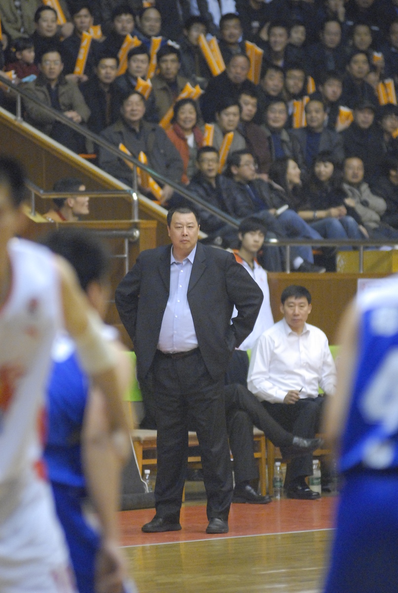 校园篮球队长与手工艺少女的甜蜜爱情故事：陈康铱与吴菲儿的浪漫邂逅