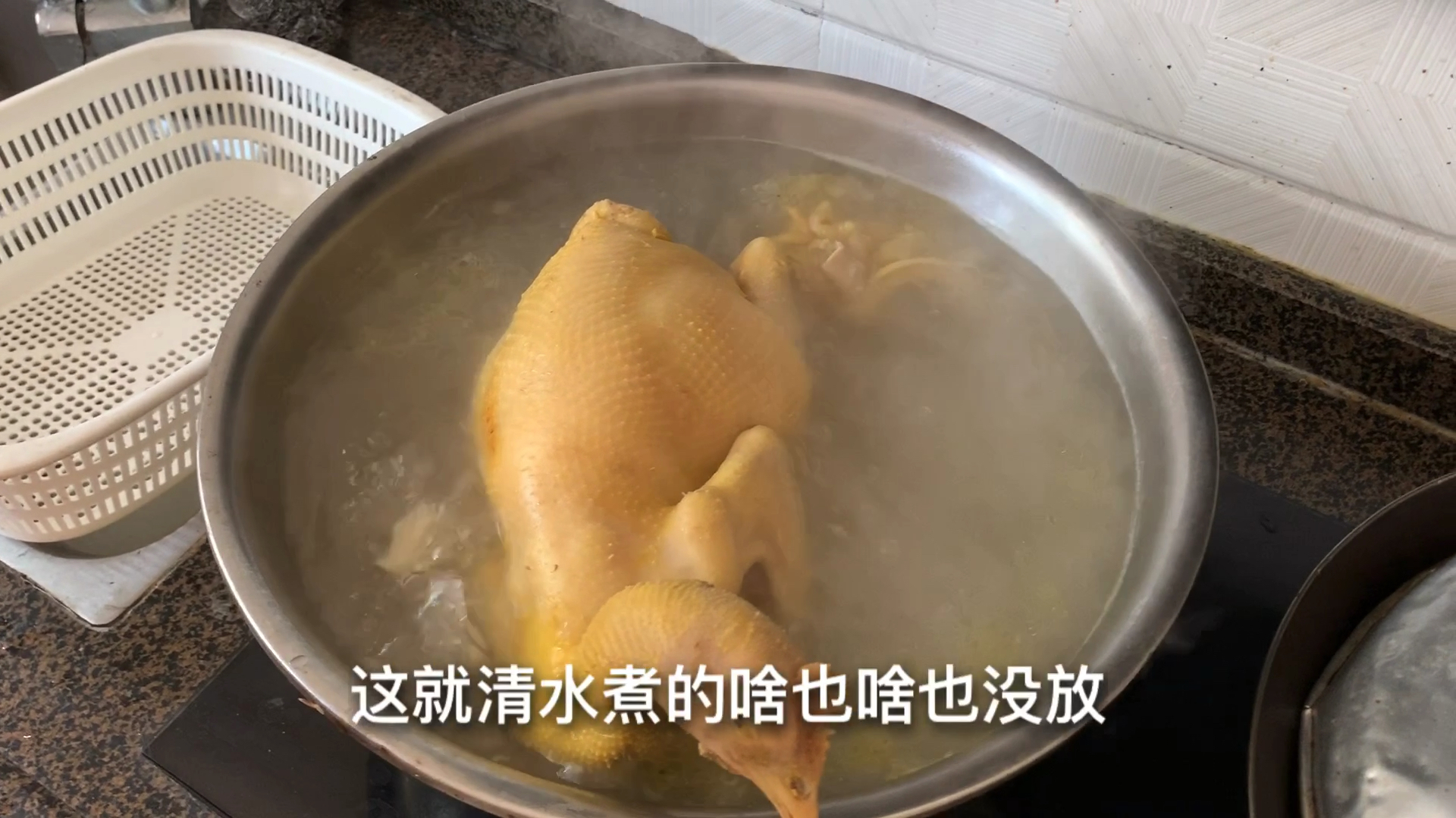 农村养殖小伙杀自家散养土鸡,皮黄肉美,健康美味,看了直流口水