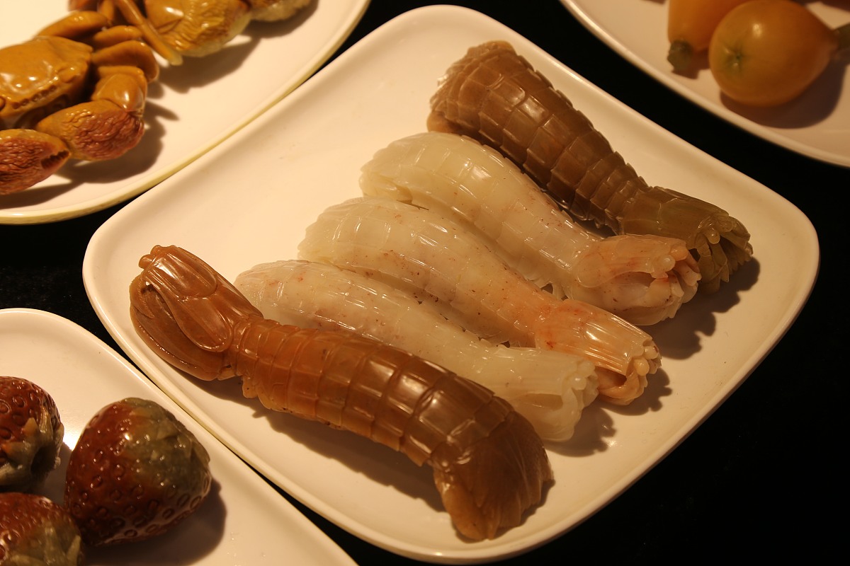 ***_***2017年8月6日,河南郑州,在一个珠宝玉器展览上,几家商家分别摆