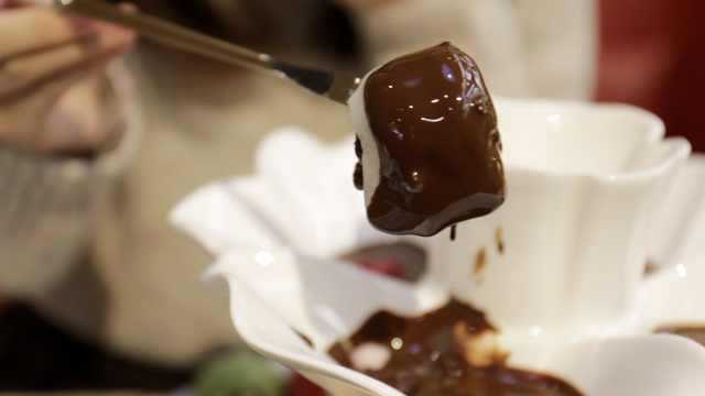 冬天想吃冰?这有款巧克力汤底火锅