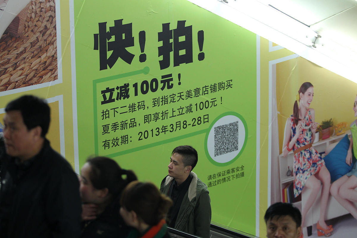 目前有一家摄影工作室工作室有可打卡的场景及一只可打卡的小羊我想推出撸羊+饮品+打卡的模式做一个海报然后想让地推方式引流到店那这个地推方式的卡片用什么营销方式比较好？我们有上美团我们这边有一个大型商场万达人流量很大我在想可不可以做什么类型的地推卡片来获客呢？就我现在是想让地推方式引流到店那这个地推方式的卡片用什么营销方式比较好那卡片引流我应该是直接给类似打卡体验优惠卷就是上面讲的饮品加撸羊打卡的那种
