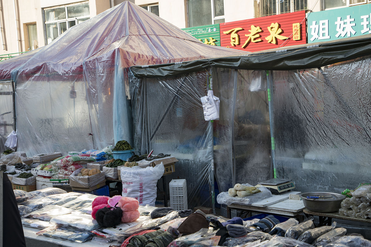 2019年12月4日,吉林船营区泰和市场,许多蔬菜商家自行搭建了简易塑料