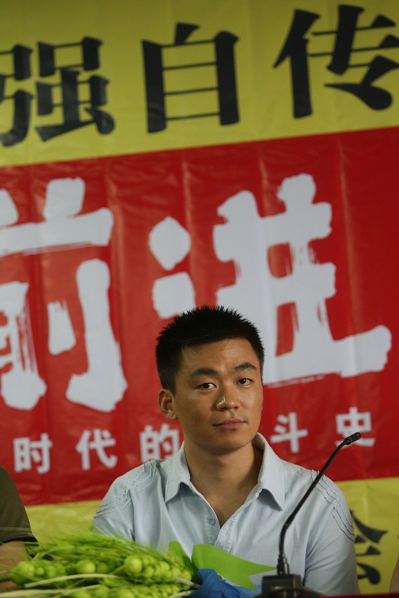 2008年6月29日,北京,王宝强自传《向前进》举行记者会暨签售会.+++_++