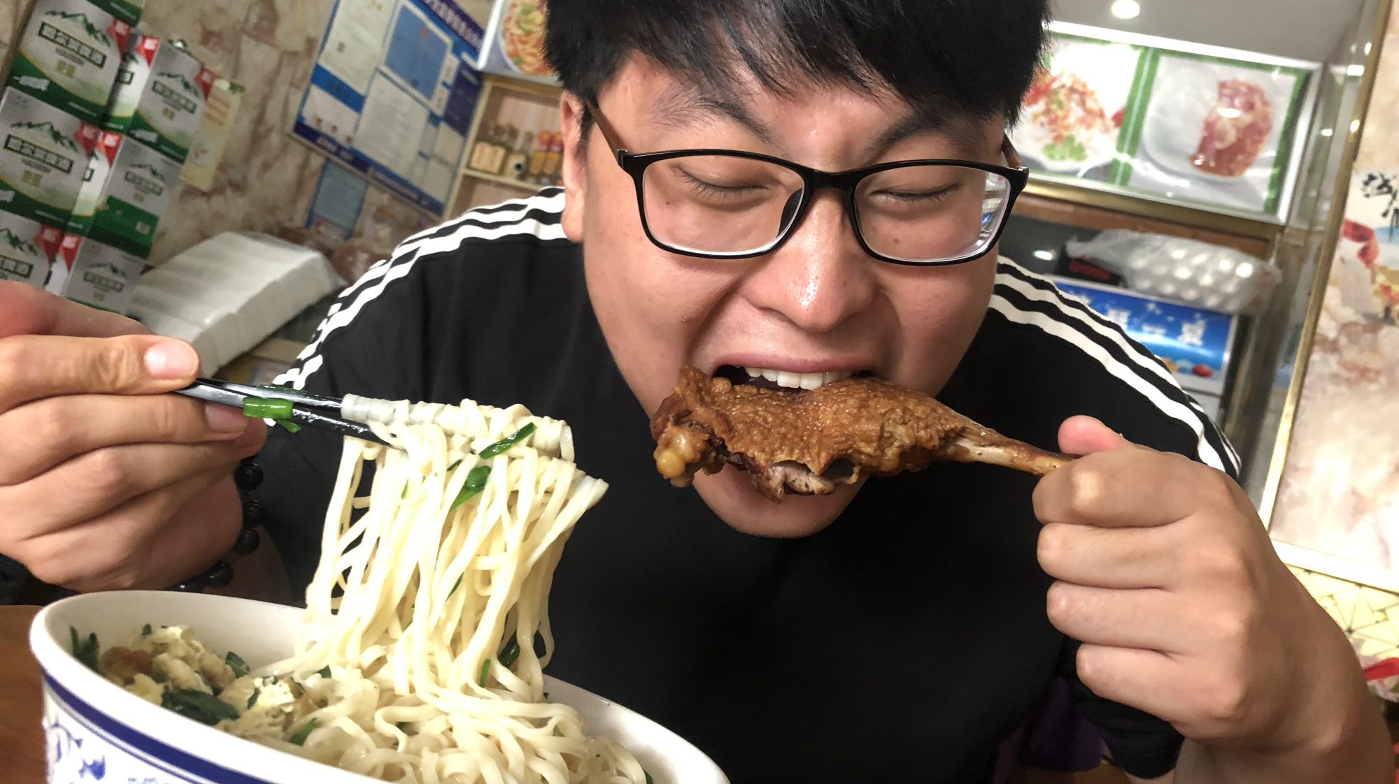 大军吃一大碗韭菜鸡蛋捞面,配上一个卤鸭腿,狼吞虎咽的,真香