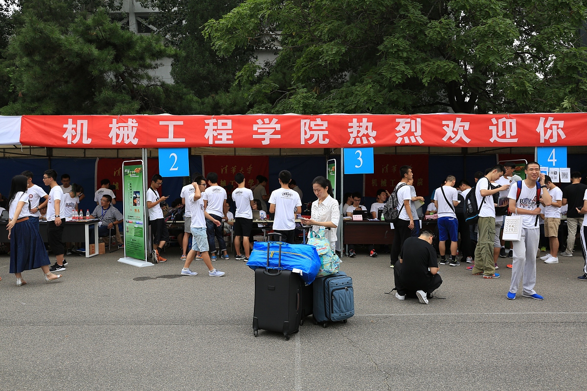 定州市卫生中等专业学校招生对象：高中毕业生和社会青年