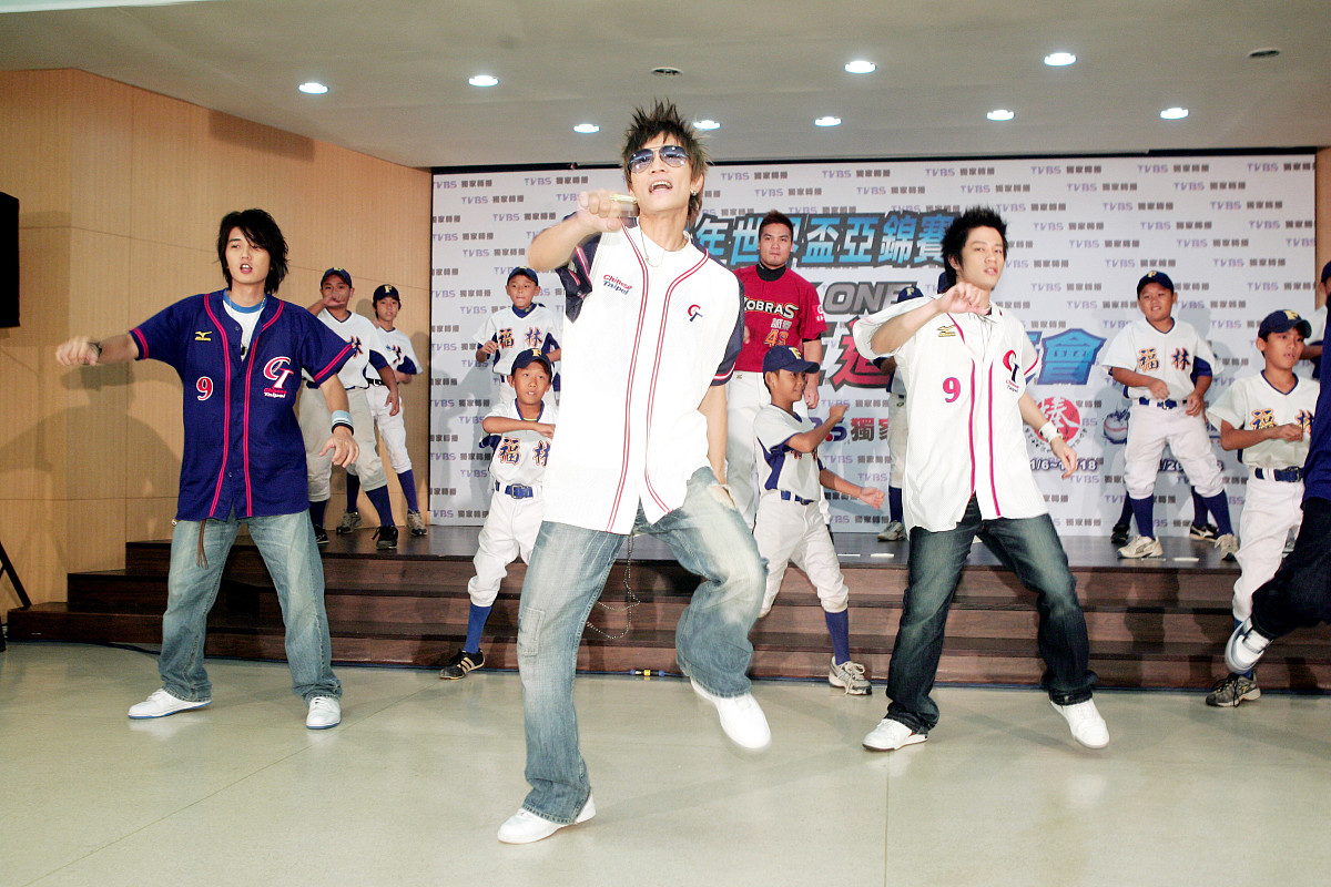 2007年 10月 26日 , 台北 , 人气 团体 k one 成为 世界杯 棒球赛 , 