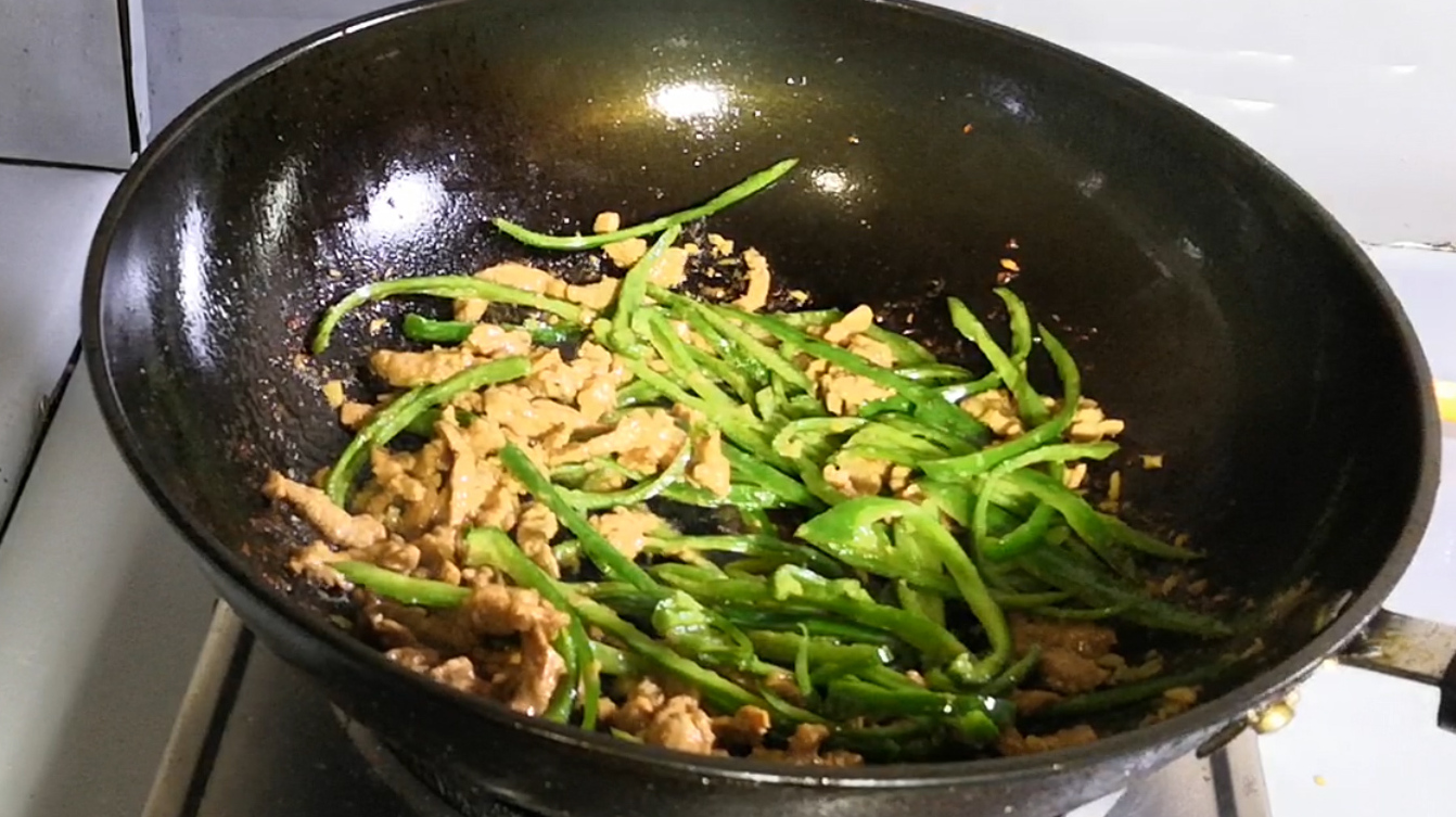 青椒肉丝最好吃的做法,肉丝滑舌嫩口,青椒爽脆,让人吃了还想吃