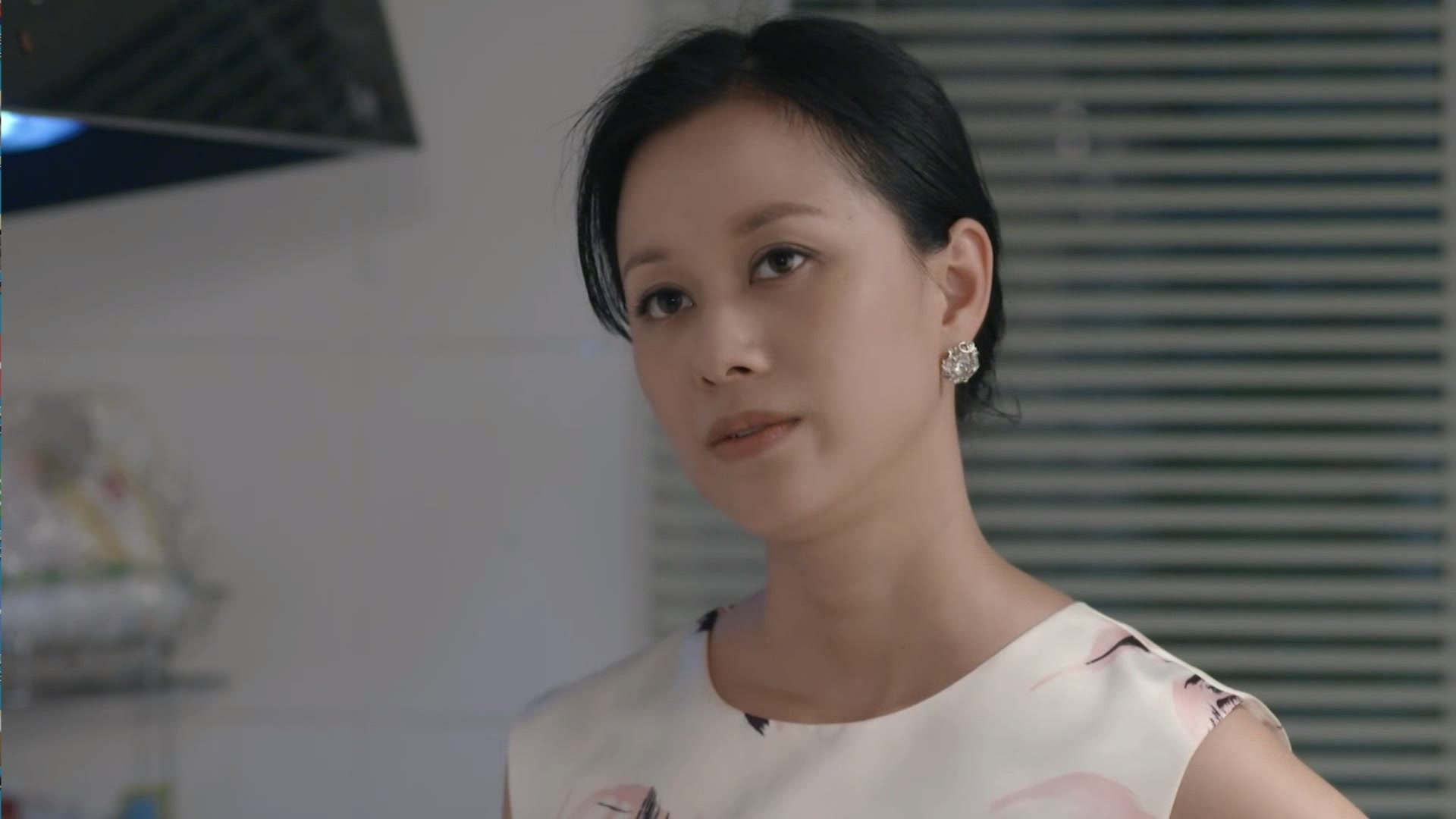 母亲对董事长心动,一边烧菜一边想象两人的事,浑然不知菜烧糊了