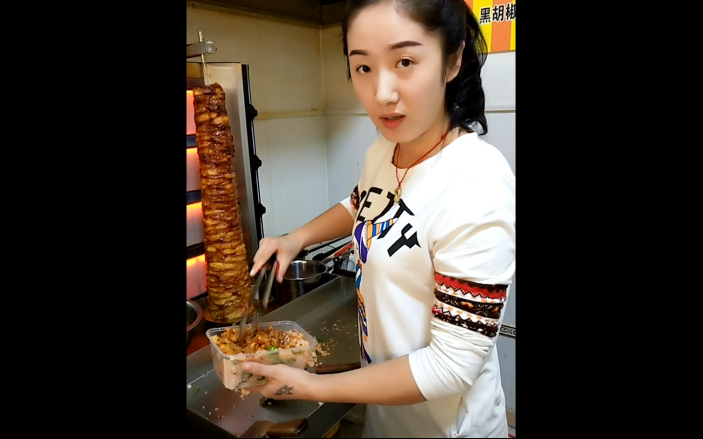 美女老板娘做的巴西烤肉一定很好吃!