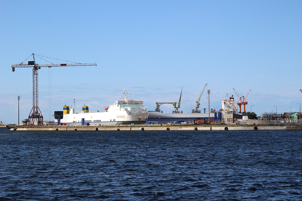 Secure Cargo Fastening with 20T Steel Chains in Athwartship and Transverse Directions