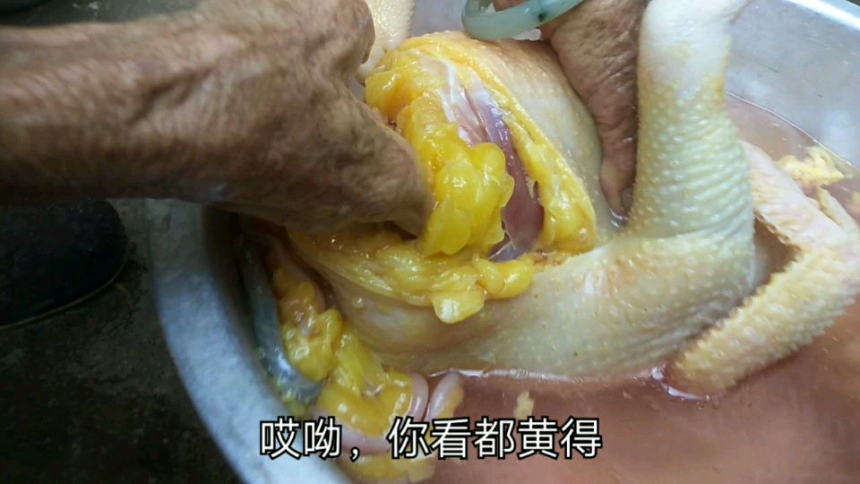 奶奶杀家里的肥土鸡,皮黄油黄,这样杀鸡你们见过吗?